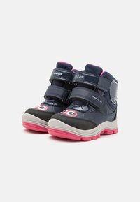 Niebieskie buty na wysokiej podeszwie z różowymi akcentami, podwójnymi zapięciami na rzepy, wzorzystym materiałem wierzchnim, zaokrąglonym noskiem i teksturowaną podeszwą.