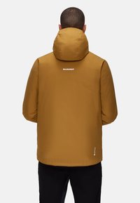 Veste imperméable marron avec un col haut et une capuche, affichant un logo dans le dos et une finition lisse et mate.