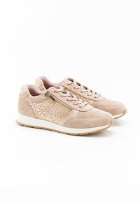 Zapatillas deportivas de ante rosa con un panel de estampado de leopardo metálico dorado, cierre de cordones y cremallera, con una entresuela blanca y suela texturizada.