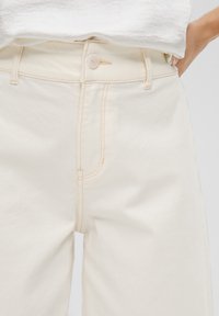 s.Oliver CULOTTE SURI MID RISE WIDE LEG - Flared Jeans - weiß