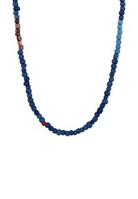 Blaue Perlenkette mit glattem, mattem Finish; verfügt über eine einzelne rote Perle und metallische Akzente. Verschiedene Blautöne in ovalen und runden Formen.