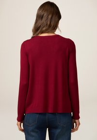 Oltre GIROCOLLO CON BOTTONI GIOIELLO - Maglione - bordeaux