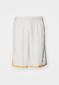 Shorts de sport blancs avec ceinture élastique, bordure orange et bleu clair à l'ourlet, et petit logo Nike sur le côté inférieur droit.