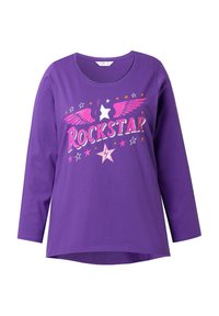 Lilla langærmet skjorte med teksten "ROCKSTAR", pink vinger, hvide og pink stjerner samt små orange stjernedetaljer på forsiden.