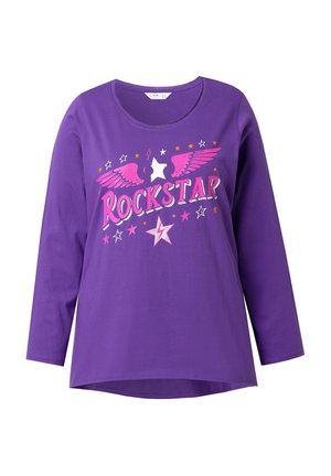 Fialová dlouhá košile s dlouhým rukávem, na které je napsáno "ROCKSTAR", růžová křídla, bílé a růžové hvězdy a malé oranžové hvězdičky na přední straně.