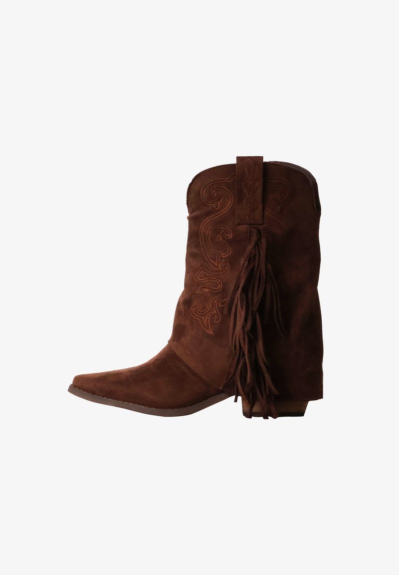 Botte de cowboy en daim marron avec couture décorative et détail de franges sur le côté, avec un bout pointu et un talon bas.
