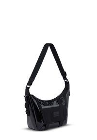 Musta, kiiltävä olkalaukku kaarevalla muotoilulla, jossa on teksturoitu etuosan yksityiskohta, säädettävä olkahihna ja vetoketjukiinnitys turvalliseen säilytykseen.