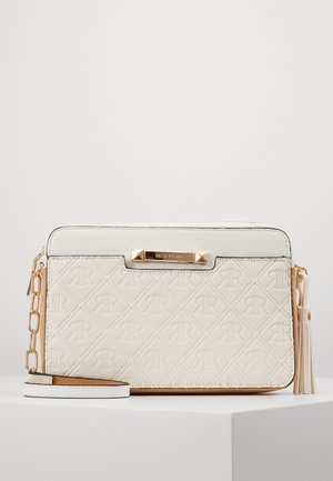 Witte en beige leren crossbodytas met geperst "RR"-patroon, gouden kettingriem, detail met kwastjes en gouden "River Island" logo-plaatje.