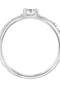 Zilveren ring met een gepolijste afwerking, voorzien van een heldere steen in een vierklauwzetting. De band heeft subtiele details langs de randen.