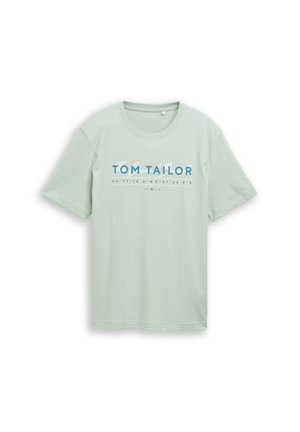 Világoszöld rövid ujjú póló, elöl kék és fehér felirattal "Tom Tailor" és földrajzi koordináták nyomtatva.