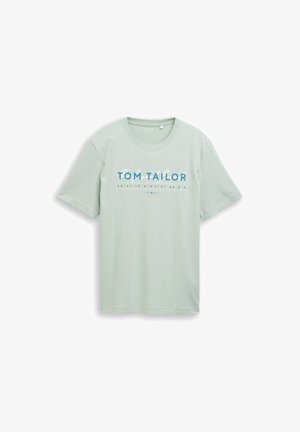 Lichtgroen T-shirt met korte mouwen met de tekst "Tom Tailor" en geografische coördinaten gedrukt op de voorkant in blauwe en witte letters.