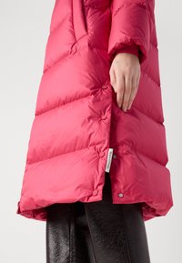 Marc O'Polo COAT FIXED HOOD WELT POCKETS SIDE SLITS BACKPACK BELTS - Páperový kabát - sundown