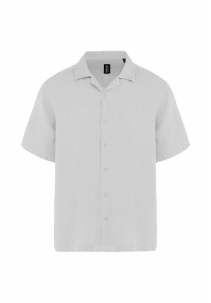 Hellgraues Kurzarmhemd mit Camp-Kragen, durchgehender Knopfleiste vorne und einem schwarzen Markenetikett innen im Kragen.