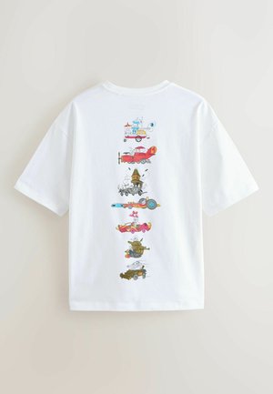 Wit T-shirt met verticale strips van cartoonracevoertuigen met dieren, waaronder een vliegtuig, auto, tank en boot in verschillende kleuren en ontwerpen.