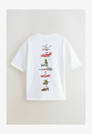 Wit T-shirt met verticale strips van cartoonracevoertuigen met dieren, waaronder een vliegtuig, auto, tank en boot in verschillende kleuren en ontwerpen.