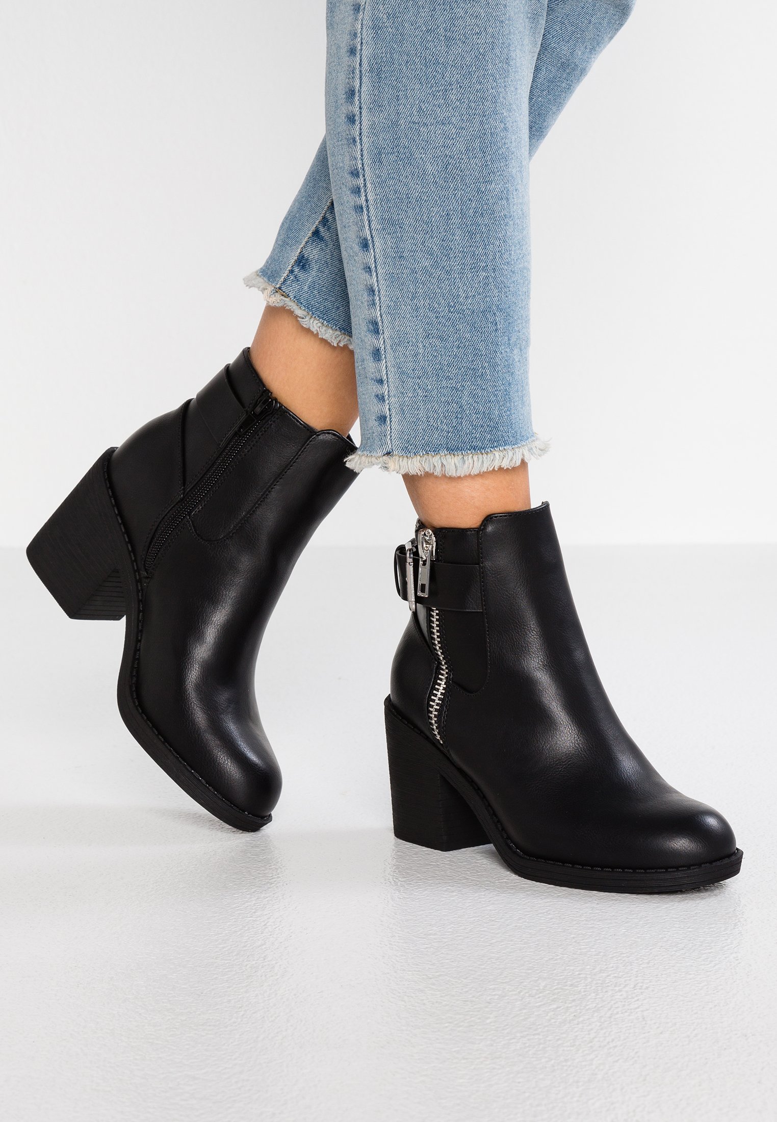 clarks women's maypearl daisy ankle bootie