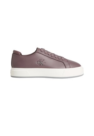 Lav håndlavet mauve lædersneaker med tyk hvid sål, snørebånd foran og præget Calvin Klein-logo på siden.