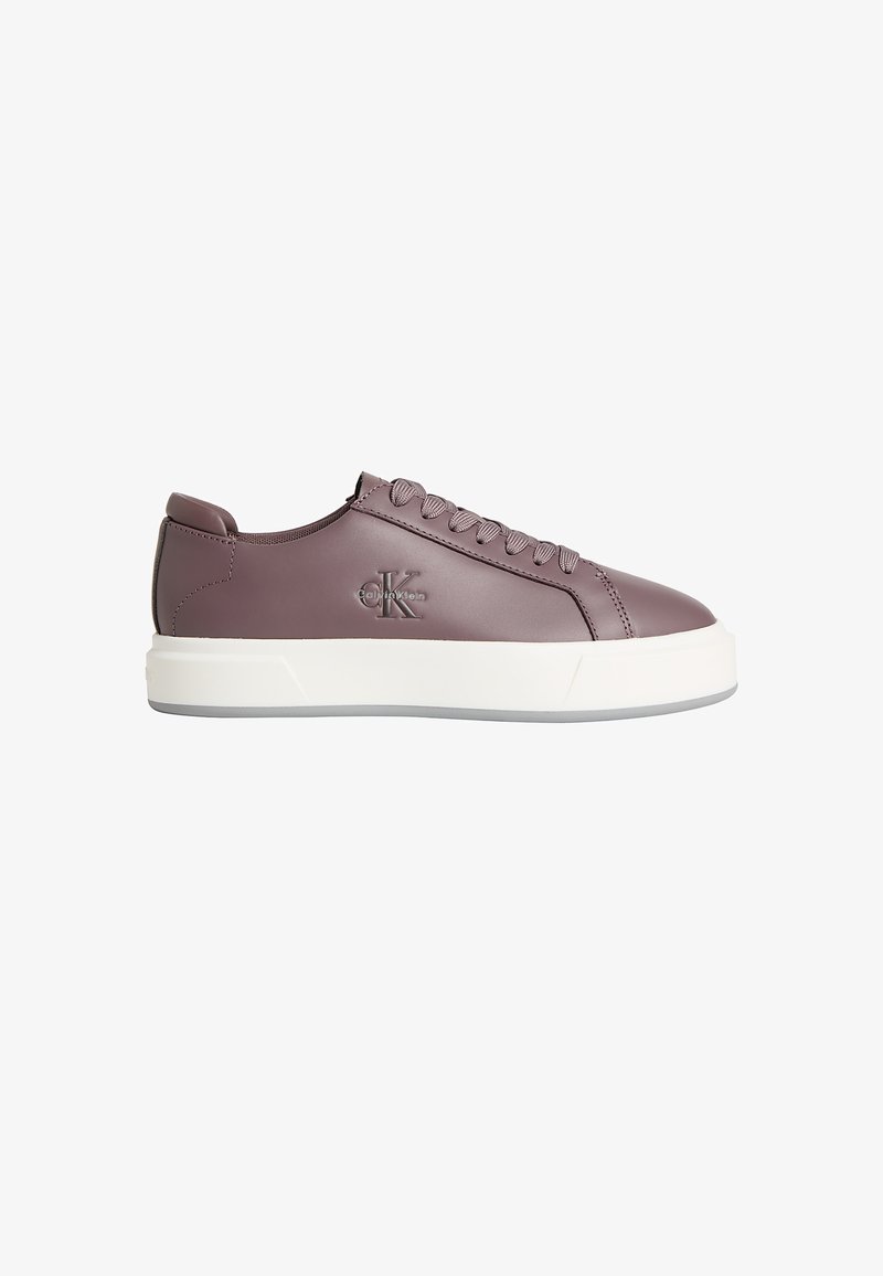 Niski mauve skórzany sneaker z grubą białą podeszwą, sznurowanym przodem oraz wytłoczonym logo Calvin Klein po bokach.