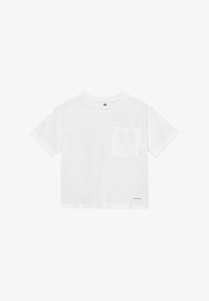 Camiseta blanca de algodón de manga corta con cuello redondo, que presenta un bolsillo en el pecho izquierdo y un pequeño logo en el dobladillo. Textura suave.