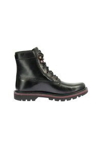 Botas negras de cuero hasta el tobillo con punta redonda, suela roja en contraste y ojales metálicos. Presentan una textura suave y un resistente diseño de cordones.