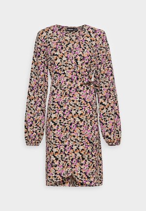 Blumenkleid mit langen Ärmeln, das rosa, orange und schwarze Muster auf einem hellbeigen Hintergrund zeigt; strukturiertes Material und verstellbarer Taillengürtel.