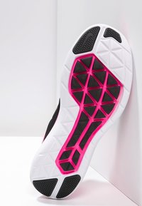 Sole di scarpone sportivo bianca e nera con intersuola rosa. Presenta un motivo geometrico per la trazione con dettagli in gomma e aree testurizzate.