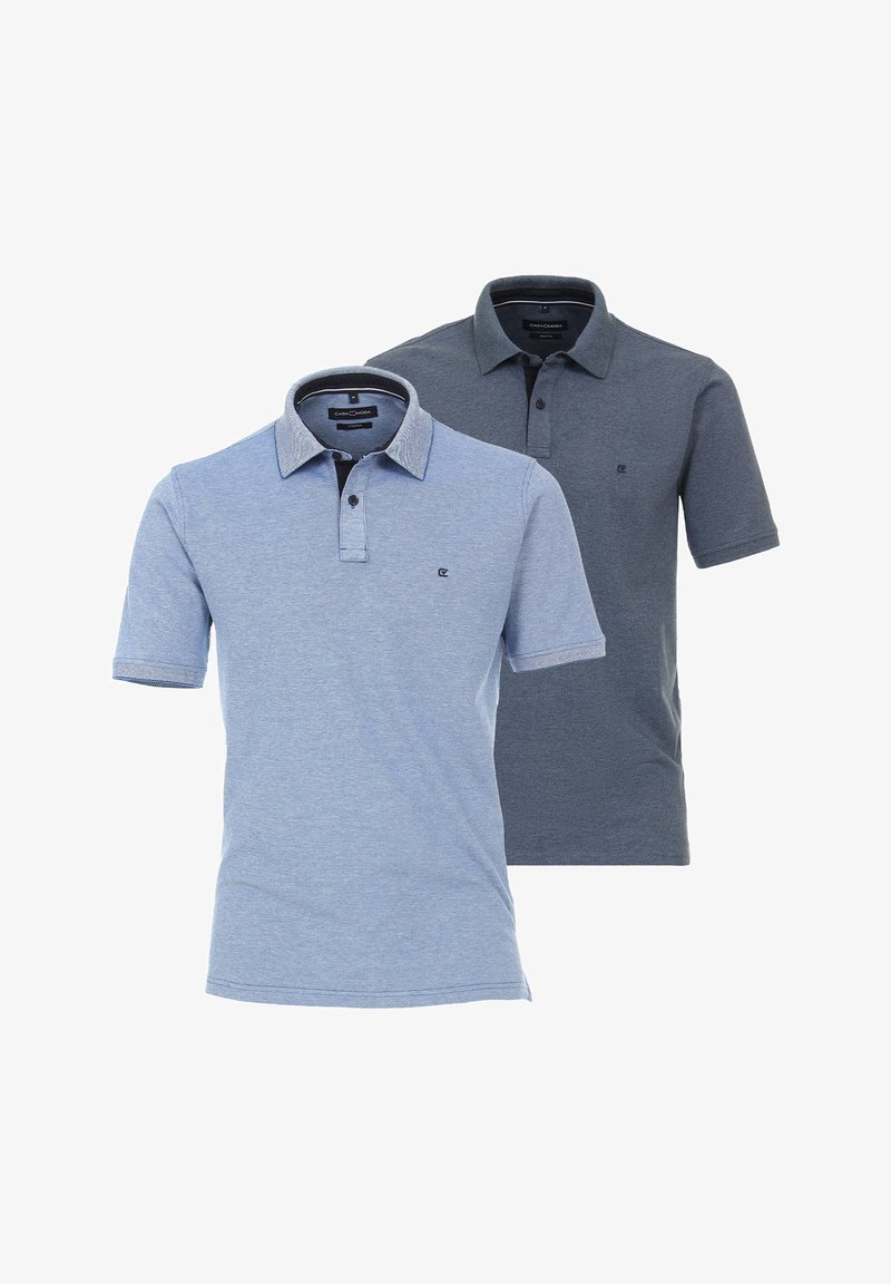 Två polo shirts: en ljusblå och en mörkgrå. Båda har krage, korta ärmar och knappslå. Tyget ser ut att vara texturerat.