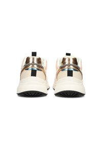 Sneaker con una base color crema, tacco metallico bronzo e accenti neri. Materiale testurizzato con una sovrapposizione lucida a contrasto sul retro.