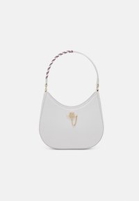 Biała torebka o zaokrąglonym kształcie, z złotym łańcuszkiem, tonowanym przeszyciem oraz plecionym uchwytem w kolorach czerwonym, białym i czarnym.