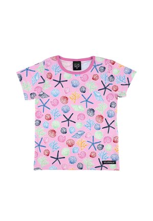 Pinkes T-Shirt für Kleinkinder mit kurzen Ärmeln, bunten Seestern-, Muschel- und Korallenmustern und einem kleinen "Villervalla" Markenlabel am Saum.