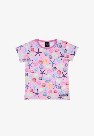 Roze T-shirt met korte mouwen voor peuters met kleurrijke zeesterren-, schelp- en koraalpatronen en een klein "Villervalla" merklapje aan de zoom.