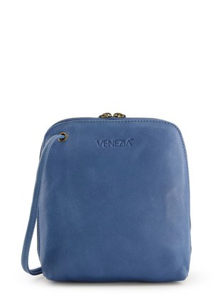 Blauwe leren schoudertas met een gladde textuur, ritsluiting, zijriem en een gegraveerd "VENEZIA" logo aan de voorkant. Compact rechthoekige vorm.