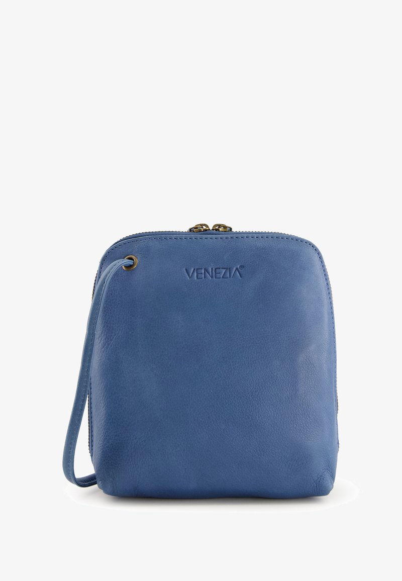 Blauwe leren schoudertas met een gladde textuur, ritsluiting, zijriem en een gegraveerd "VENEZIA" logo aan de voorkant. Compact rechthoekige vorm.