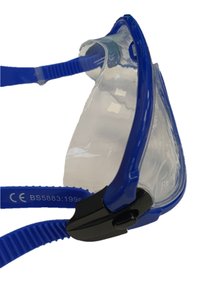 Helder duikmasker met een blauwe plastic rand. Voorzien van verstelbare blauwe banden en een zwarte plastic gesp voor een veilige pasvorm.