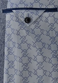 Hellblauer Stoff mit einem sich wiederholenden dunkelblauen Muster. Verfügt über einen spitzen Kragen, eine Knopfdetail und einen strukturierten grauen Stoff an der Seite.