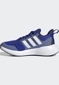 Granatowe buty sportowe z teksturowaną siateczką na górze, białym wzorem w trzy paski, wyściełanym kołnierzem i grubą białą podeszwą z teksturowanym gripem.