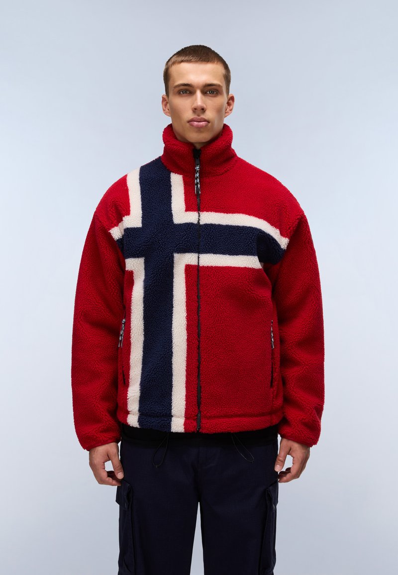 Jachetă din fleece roșie, albastră și crem, cu un design al steagului norvegian, guler înalt, închidere cu fermoar și buzunare laterale. Material texturat și călduros.