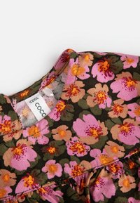 Materiał w wzór kwiatowy, z różowymi, brzoskwiniowymi i zielonymi kwiatami na ciemnym tle; posiada okrągły dekolt i marszczoną lamówkę.