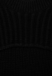 Maglione nero lavorato a maglia con un motivo a coste testurizzato, presenta un collo alto e un cinturino spesso per un look aderente.