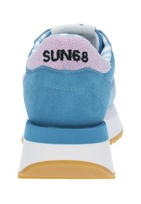Sneaker in suede blu e rosa con una suola bianca e gialla, caratterizzate da una texture liscia e una fodera interna a righe. Logo "SUN68" sul retro.