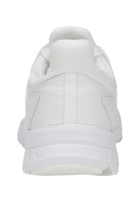 Chaussure de sport blanche avec une tige en mesh texturé et une semelle rembourrée. Présente un talon renforcé et un design minimaliste.