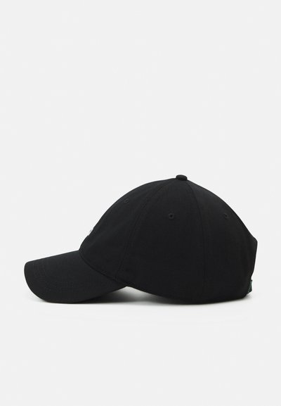 Casquette de baseball noire avec une visière courbée, en tissu doux, design à six panneaux et trous de ventilation ; présente un petit logo sur le côté.