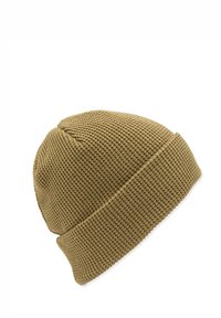 Brun hue med waffle-strik og ombuk, der har et struktureret mønster og en afrundet krone. Velegnet til køligere vejr.