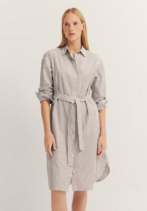 Gestreiftes Hemdkleid aus leichtem Material, mit Kragen, Knopfleiste, gerollten Ärmeln und einem Stoffgürtel für eine maßgeschneiderte Passform. Neutrale Farbtöne.
