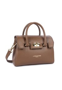 Sac à main en cuir marron avec une finition texturée, deux poignées supérieures, une bandoulière amovible et un fermoir en ton doré. Logo doré sur le devant.