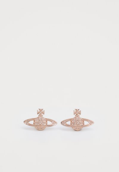 Boucles d'oreilles en or rose présentant un design géométrique avec des accents circulaires et un motif de croix, rehaussées de petits cristaux clairs.