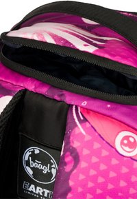 Zaino multicolore con un design vivace rosa, dettagli neri e chiusura con zip, che rivela un interno scuro.