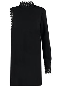 Robe noire asymétrique avec une manche longue, bordure en crochet au col, au poignet et à une épaule.