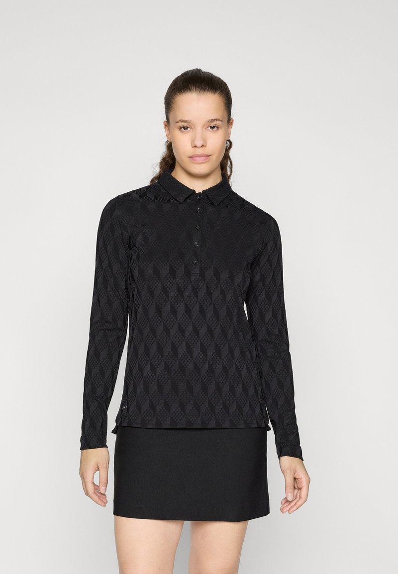Čierna polokošeľa s dlhým rukávom, textúrovaným diamantovým vzorom, gombíkovým zapínaním a tradičným golierom, skombinovaná s čiernou sukňou.