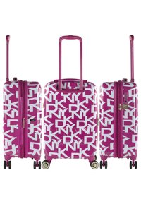 Juego de maletas rígidas de tres piezas en rosa brillante con impresión del logo de DKNY en blanco, con asas retráctiles y ruedas giratorias para mayor movilidad.